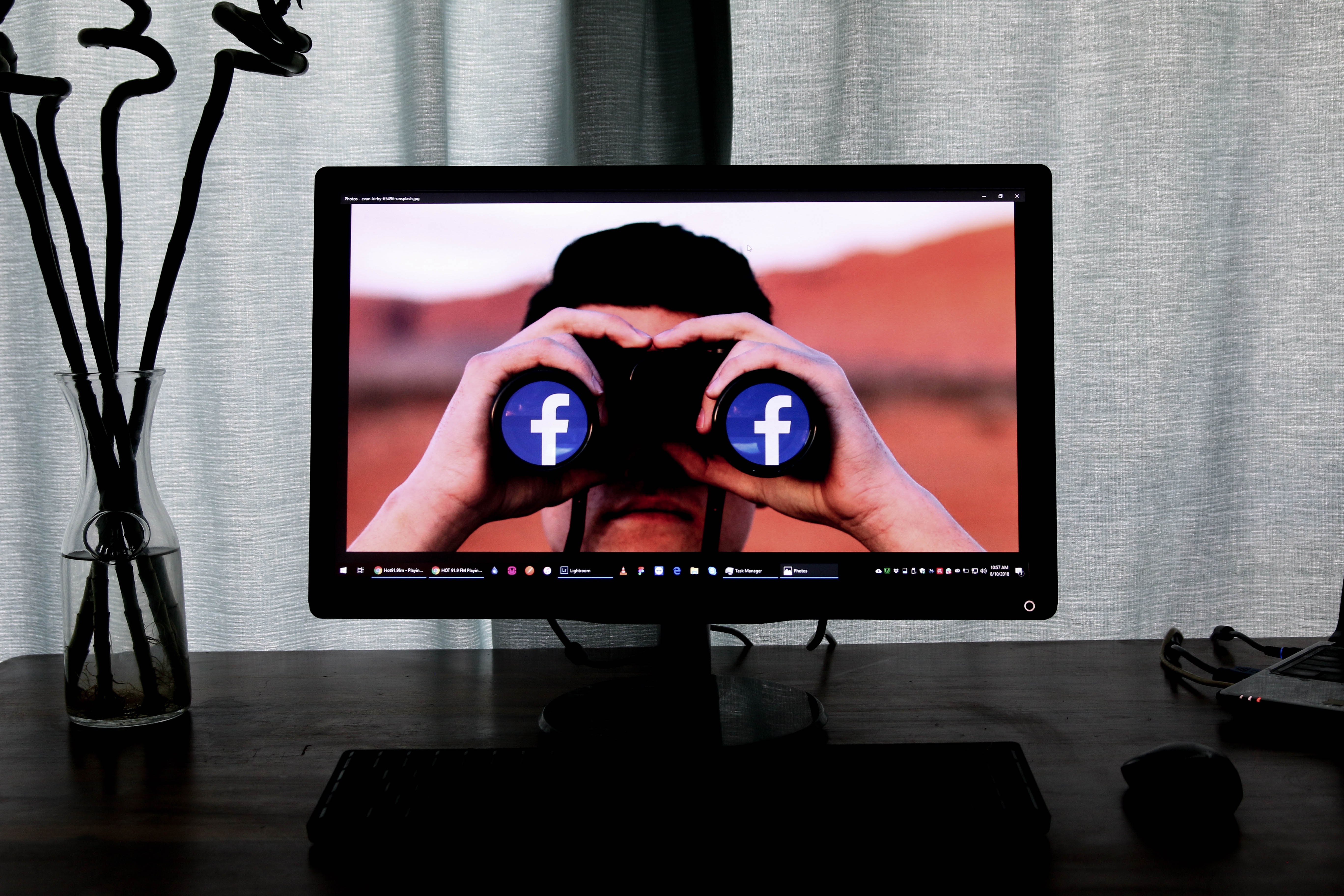Immagine di un monitor con una persona con cannocchiale, parodia grafica del social media Listening